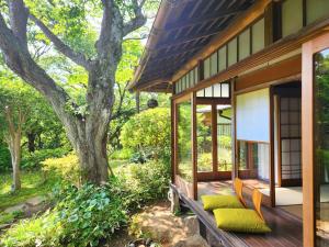 Κήπος έξω από το 鎌倉関邸