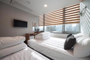 เตียงในห้องที่ K-Guesthouse Dongdaemun Premium