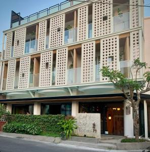 un gran edificio con un cartel delante en The Deer Head Inn, en Kenting