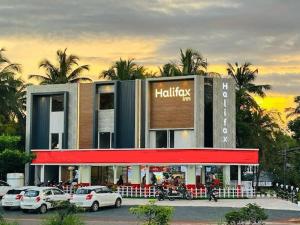 贝格尔Halifax Inn的一间快餐店,门前有汽车停放