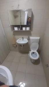 彼得罗瓦拉丁Apartman EXIT-TVRĐAVA的男人拍着带卫生间和水槽的浴室的照片 更多37张照片