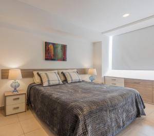 a bedroom with a large bed and a large window at Boutique Apartament Carso Alameda-1002 in Mexico City