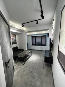 Μια τηλεόραση ή/και κέντρο ψυχαγωγίας στο Cozy new apartment in parkent st