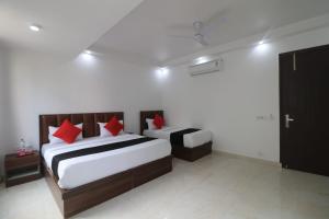 Postel nebo postele na pokoji v ubytování Hotel Max Marina Delhi Airport