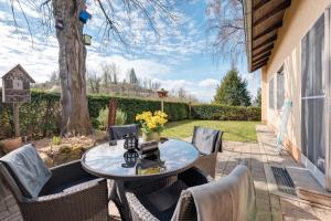 黑尔博尔茨海姆Baumschule Rombach - 'Spatzennest'的有桌子、椅子和一棵树的露台