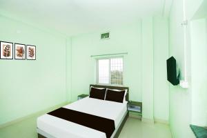 een witte kamer met een bed en een televisie bij Hotel O Royal Residency in Rānchī