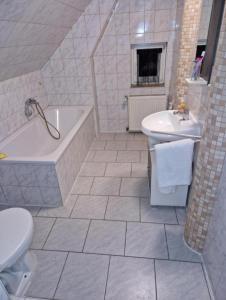 Klein WanzlebenにあるMonteurswohnungen - Klein Wanzlebenの浴槽、トイレ、洗面台を備えたバスルーム