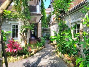 会安Ancient Garden Boutique Hoi An的植物之家的庭院