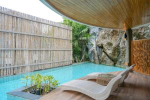 Der Swimmingpool an oder in der Nähe von Sinae Phuket - SHA Extra Plus