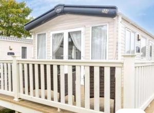 una piccola casa su un ponte con solarium di 50A ALDERLEY at Hoburne bashley a New Milton