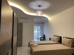 圣保罗湾城Maisonette in St Pauls Bay的一间带两张床和吊扇的卧室