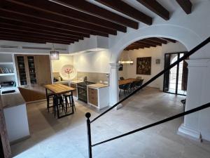 an open kitchen and dining room with a dining table at Numero Uno in Búger