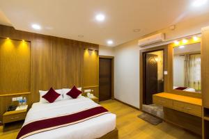 Un dormitorio con una cama grande y un espejo. en Paradise Hills, en Bungmati