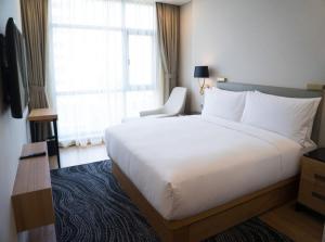 Postel nebo postele na pokoji v ubytování Hotel Grand Havenwood suites Near Delhi Airport