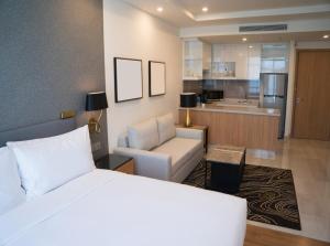 Kuchyň nebo kuchyňský kout v ubytování Hotel Grand Havenwood suites Near Delhi Airport