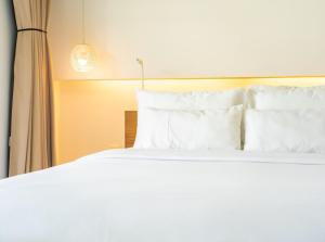 Postel nebo postele na pokoji v ubytování Hotel Grand Havenwood suites Near Delhi Airport