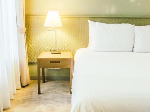 Postel nebo postele na pokoji v ubytování Hotel Grand Havenwood suites Near Delhi Airport