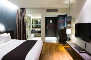 Postel nebo postele na pokoji v ubytování Hotel Grand Havenwood suites Near Delhi Airport