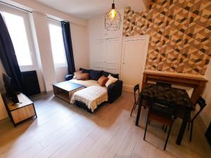 ディジョンにあるLe Buffon - Apt 2 Personnes, 1 ch, Centre villeのソファとテーブルのあるリビングルーム
