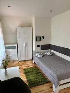 GuciówにあるAgroturystyka Zacisze Guciówのベッドルーム1室(ベッド1台、緑のラグ付) +34枚の写真