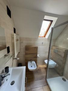 GuciówにあるAgroturystyka Zacisze Guciówの洗面台、トイレ、窓のあるバスルーム