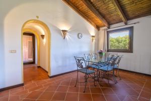 a dining room with a table and chairs at Villa Toni in Stintino