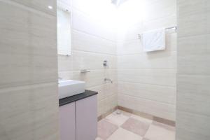 Koupelna v ubytování Hotel Royal Tela Plaza Near IGI Airport Delhi