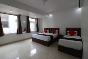 Postel nebo postele na pokoji v ubytování Hotel Royal Tela Plaza Near IGI Airport Delhi