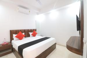 Postel nebo postele na pokoji v ubytování Hotel Royal Tela Plaza Near IGI Airport Delhi