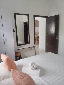 Postel nebo postele na pokoji v ubytování Roche Kerlan Apartments