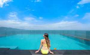 Canvas Danang Beach Hotel内部或周边的泳池