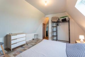 ein Schlafzimmer mit einem Bett, einer Kommode und einer Leiter in der Unterkunft Gîte les Charmilles in Mont