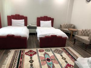 Un pat sau paturi într-o cameră la Harriot Hotel Skardu