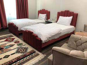 Un pat sau paturi într-o cameră la Harriot Hotel Skardu