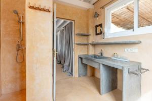 Ένα μπάνιο στο Villa Shangri-La +44 φωτογραφίες