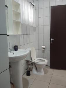 Koupelna v ubytování Roche Kerlan Apartments + 30 fotografií