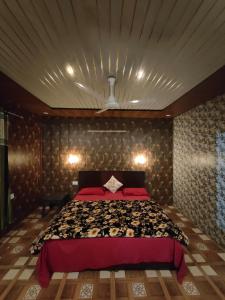 Postel nebo postele na pokoji v ubytování AVNITA RESORT Kedarnath
