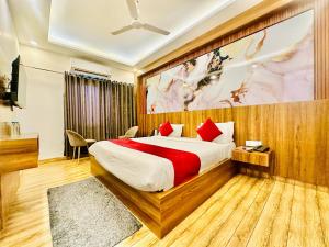 Postel nebo postele na pokoji v ubytování Hotel Grand Havenwood suites Near Delhi Airport