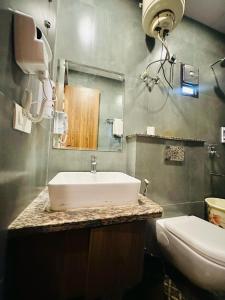 Koupelna v ubytování Hotel Grand Havenwood suites Near Delhi Airport