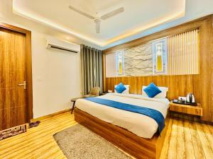 Postel nebo postele na pokoji v ubytování Hotel Grand Havenwood suites Near Delhi Airport