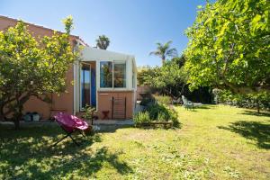 ein kleines Haus in einem Hof mit Garten in der Unterkunft Jolie Maison Proche De La Plage in La Londe-les-Maures