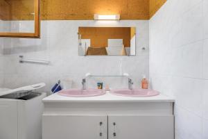 ein Badezimmer mit zwei Waschbecken und einem Spiegel in der Unterkunft Jolie Maison Proche De La Plage in La Londe-les-Maures