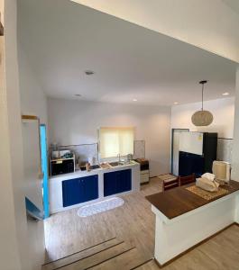 Η κουζίνα ή μικρή κουζίνα στο Dream Villa Beachfront Sunset +49 φωτογραφίες