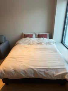 オーレスンにあるÅlesund Campus Apartmentsの窓のある部屋にある大きなベッド