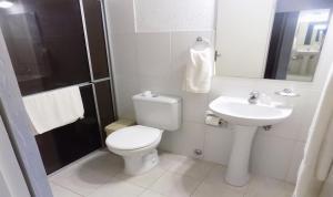 Salle de bains dans l'établissement Danieri Asunción Hotel