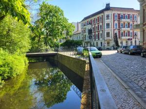 a bridge over a river in a city with buildings at BetterBeds BRB - Apartment - Zentral - Smart TV - Küche - WLAN in Brandenburg an der Havel