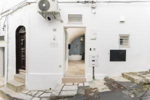 un edificio bianco con una porta e un corridoio di SKYBLU by Wonderful Italy a Ostuni Altre 16 foto
