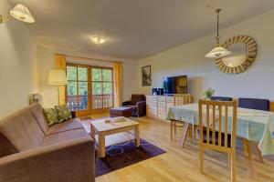 a living room with a couch and a table at Haus Jägerfleck, Ihre Ferienwohnungen am Nationalpark Bayerischer Wald in Spiegelau