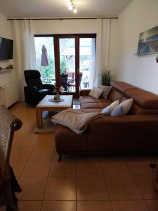 uma sala de estar com um sofá e uma mesa em FW Steingraf Waldblick em Stickenbüttel