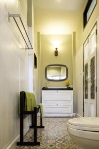 une salle de bain avec un lavabo, des toilettes et un miroir dans l'établissement Amphawa Caza Platuu, à Amphawa